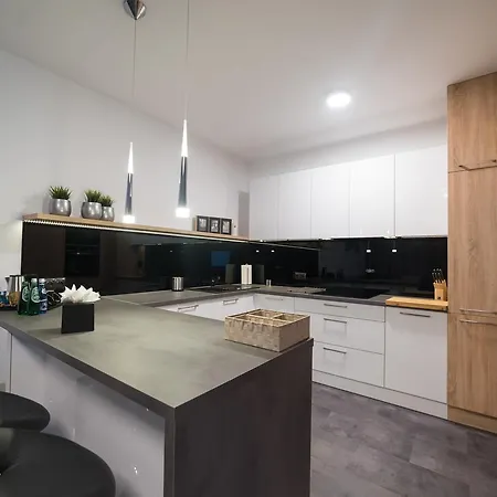 Apartmanhotel Vivi & 4*